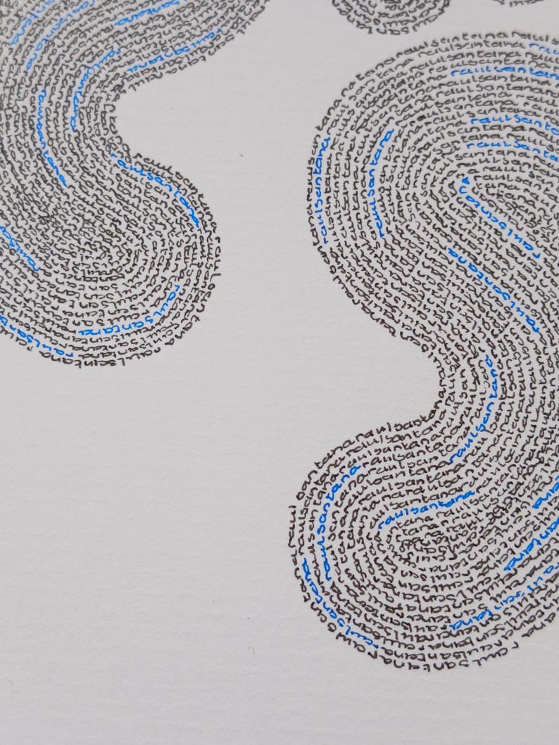 detailfoto van twee babyvoetjes gemaakt met handgeschreven woorden.
