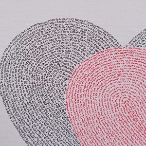 Op de afbeelding: Een hartvormig grafisch handgeschreven ontwerp bestaande uit herhalende tekst. De linkerkant bevat de naam Carlos in zwarte inkt, terwijl de rechterkant de naam Maria in rode inkt bevat. De namen zijn geschreven in een doorlopend, wervelend patroon.