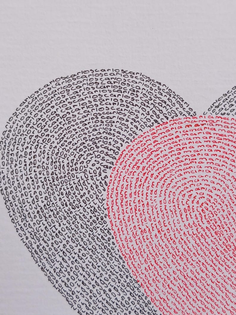 Op de afbeelding: Een hartvormig grafisch handgeschreven ontwerp bestaande uit herhalende tekst. De linkerkant bevat de naam Carlos in zwarte inkt, terwijl de rechterkant de naam Maria in rode inkt bevat. De namen zijn geschreven in een doorlopend, wervelend patroon.
