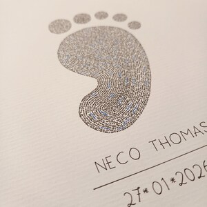 Detailfoto van rechter babyvoetje, gemaakt met handgeschreven woorden in zwart met blauw.