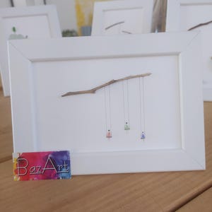 Vetro di mare / Arte di ciottoli / Autentico / Decorazione / Altalena con tre persone / Incorniciato / Dimensioni 13 x 18 cm / Riciclo creativo