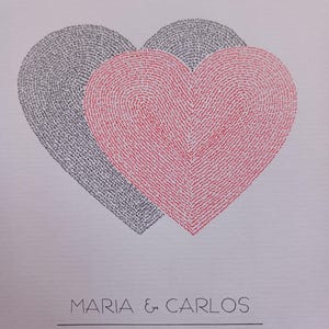 Op de afbeelding: Een afbeelding met twee overlappende harten, één in zwart en één in rood, beide opgebouwd uit herhalende tekst. Onder de harten staat de tekst MARIA & CARLOS, gevolgd door een horizontale lijn en de datum 03 * 07 * 2025 in zwarte inkt.