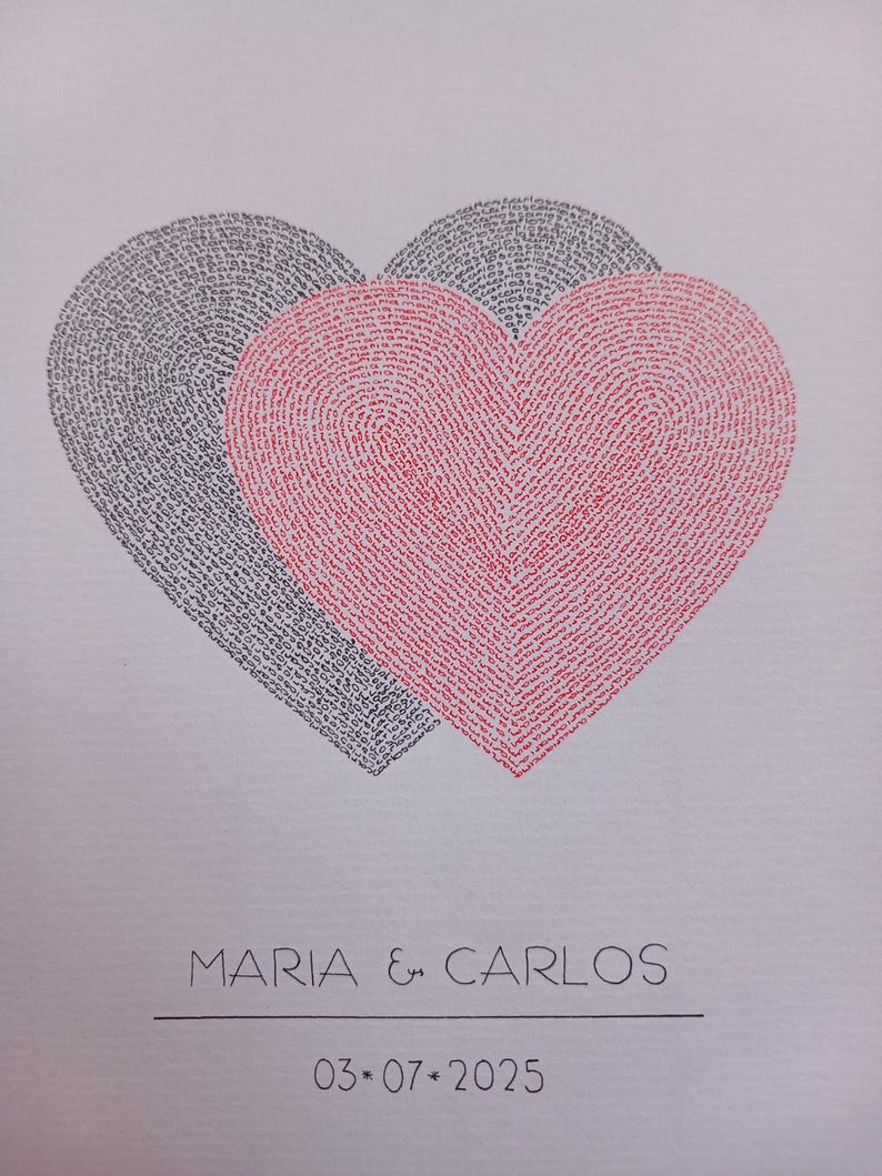 Op de afbeelding: Een afbeelding met twee overlappende harten, één in zwart en één in rood, beide opgebouwd uit herhalende tekst. Onder de harten staat de tekst MARIA & CARLOS, gevolgd door een horizontale lijn en de datum 03 * 07 * 2025 in zwarte inkt.