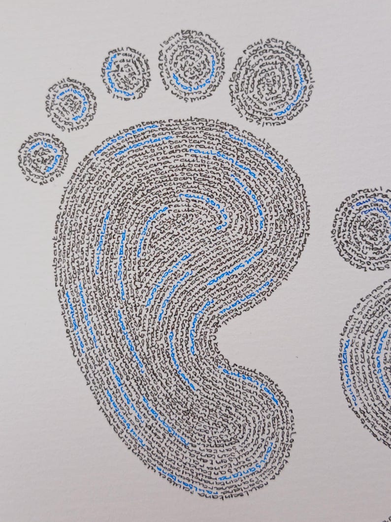 Detail van linker babyvoetje, geschreven met de naam van de baby.