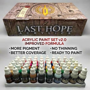 Puede incluir: Un juego de pintura acrílica Last Hope con 50 botellas de 15 ml. La caja es marrón con las palabras "LAST HOPE ACRYLICS" y "LAST HOPE BASIC PAINT SET". El texto de la caja dice "ACRYLIC PAINT SET v2.0 IMPROVED FORMULA". Los botes de pintura son de varios colores.