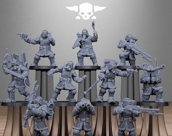 Pode incluir: Uma coleção de figuras cinzentas em miniatura de soldados com equipamento de inverno, algumas com armas e equipamento. As figuras estão em exibição, com o texto "STATIONFORGE" e um logotipo de caveira no topo.