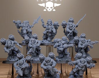 Op de afbeelding: Een set van 12 grijze plastic miniatuurfiguren van ruimteverkenners die helmen en jetpacks dragen. De figuren zijn in verschillende actiehoudingsposes geposeerd en houden wapens en gereedschap vast. De figuren zijn gerangschikt op een houten oppervlak met de tekst "STATIONFORGE LEGACY" erboven.