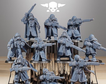 Puede incluir: Un conjunto de diez figuras en miniatura de plástico gris de soldados que llevan equipo de invierno y sostienen armas. Las figuras están en varias posturas de acción. Las figuras están dispuestas sobre un fondo blanco con el texto "STATIONFORGE" en la parte superior.