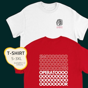 Może przedstawiać: Czerwony T-shirt z białym nadrukiem graficznym, który głosi "SMOOOOOOTH OPERATOO00" na plecach. T-shirt jest dostępny w rozmiarach S-3XL i w dwóch kolorach.