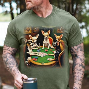 ポーカーをするチワワのTシャツ：面白いヴィンテージ犬アートTシャツ
