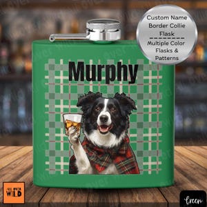 Könnte beinhalten: Eine grüne Flasche mit silbernem Verschluss, mit einer Illustration eines Border Collies, der ein Glas Whiskey hält. Auf der Flasche steht der Name "Murphy", mit einem karierten Hintergrund. Der Text "Custom Name, Border Collie, Flask, Multiple Color, Flasks & Patterns" ist ebenfalls sichtbar.