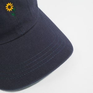 Sonnenblume Cap Individuell bestickte Baseballkappe Unstrukturierte Six Panel Cap mit Blumenstickerei Geschenk für Sie und Ihn Bild 5