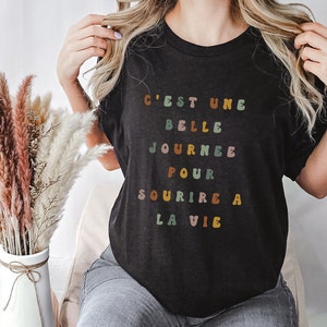 Mensaje de camiseta es un hermoso día para sonreírle a la vida.