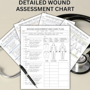 Puede incluir: Un gráfico de evaluación detallada de heridas con un estetoscopio y un bolígrafo. El gráfico incluye secciones para mediciones, color y otras características de la herida. El texto "Detailed Wound Assessment Chart" está en la parte superior.