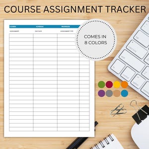 Può includere: Un tracker di compiti del corso bianco con dettagli blu, con sezioni per corso, programma e dettagli del professore. Il testo "COURSE ASSIGNMENT TRACKER" è in alto. Una tavolozza di colori indica che il tracker è disponibile in 8 colori. Sono visibili anche una tastiera e un blocco note.