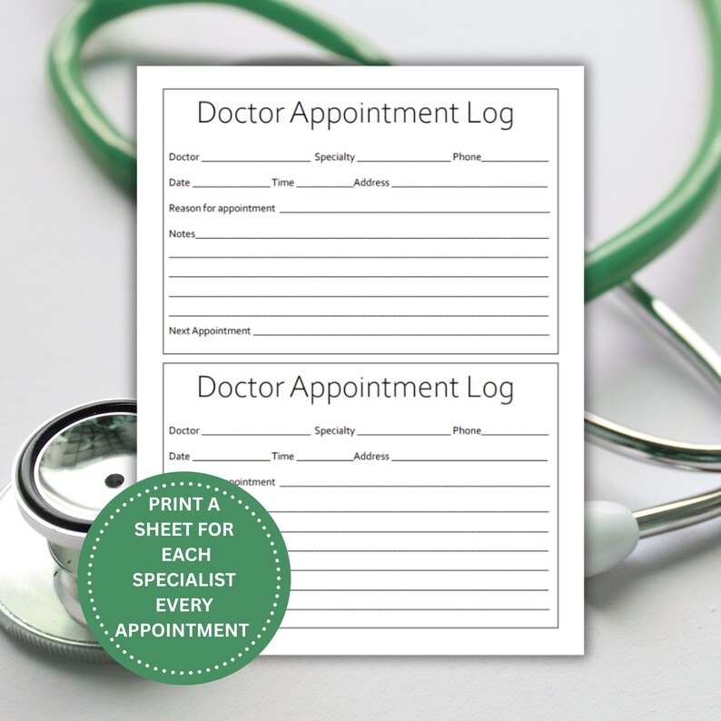 Peut inclure: Un formulaire papier blanc intitul&eacute; Doctor Appointment Log avec deux sections identiques comportant des lignes pour le m&eacute;decin, la sp&eacute;cialit&eacute;, le t&eacute;l&eacute;phone, la date, l'heure, l'adresse, le motif et les notes. Un autocollant vert circulaire avec le texte PRINT A SHEET FOR EACH SPECIALIST EVERY APPOINTMENT est superpos&eacute; en bas &agrave; gauche.