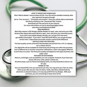 Peut inclure: Une carte d'information rectangulaire blanche avec du texte noir d&eacute;taillant les instructions de t&eacute;l&eacute;chargement num&eacute;rique, les exigences d'impression, les politiques de remboursement et les conditions d'utilisation, sur un st&eacute;thoscope m&eacute;dical flou.