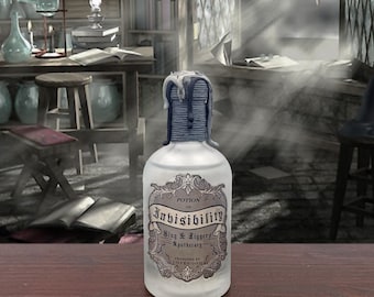 Peut inclure: Une bouteille en verre transparente avec un sceau de cire noire et une étiquette qui indique "Potion d'invisibilité, Slog & Jiggers Apothecary, Produit par Lovegood". La bouteille est posée sur une surface en bois avec un arrière-plan flou.