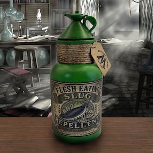 以下が含まれることがあります： 「FLESH EATING SLUG REPELLENT」と書かれたラベルが付いた、緑色のボトル。ボトルにはロープのディテールと「Ministry of Magic Approved」と書かれたタグが付いています。