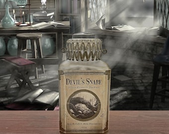 Peut inclure: Une bouteille en verre avec un bouchon en liège et une étiquette qui indique "Devil's Snare" et "Treacherous Ensnarer All Who Touch". La bouteille est posée sur une table en bois avec un arrière-plan flou d'une pièce avec des étagères et une fenêtre.