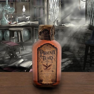 Może przedstawiać: Szklana butelka wypełniona płynem w kolorze brzoskwiniowym, z etykietą o treści Phoenix Tears, A Highly Rare Elixir. Szyjka butelki jest owinięta brązowym sznurkiem i uszczelniona grubą, ściekającą warstwą brązowego wosku na górze.