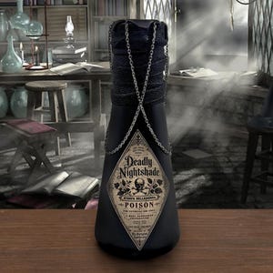 Puede incluir: Una botella negra mate envuelta en tela negra en el cuello con una cadena plateada sobre la parte superior. Una etiqueta en forma de diamante presenta el texto Deadly Nightshade, Atropa Belladonna, Poison y una ilustración de una calavera.