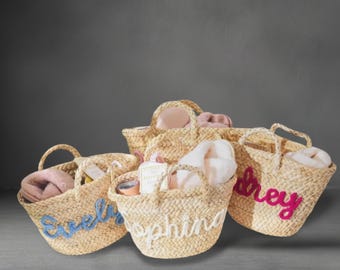 Gepersonaliseerde stromand: op maat geborduurde monogramtas met poms