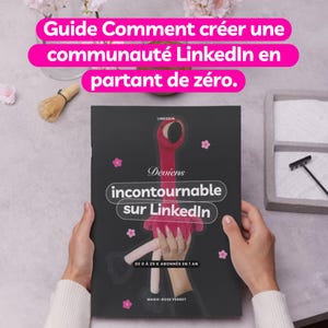 Op de afbeelding: Een zwart boek met de titel "Deviens incontournable sur LinkedIn" en een roze flamingo-illustratie. De omslag van het boek bevat ook de tekst "LINKEDIN" en "DE 0 A 25 K ABONNES EN 1 AN".