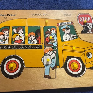 Rompecabezas de madera vintage de Fisher-Price: autobús escolar con imagen revelada