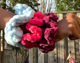 Set van 3 gehaakte scrunchies: Set van 3 zachte en rekbare haaraccessoires