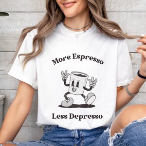 Más camiseta Espresso Less Depresso, camiseta Espresso, camiseta retro unisex, camiseta estética, camisa gráfica linda, regalo para camiseta amante del café
