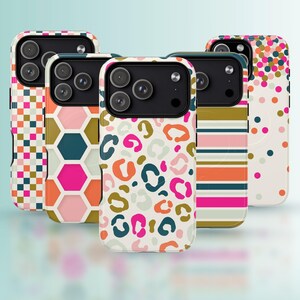 Puede incluir: Cinco fundas para smartphone dispuestas en grupo, cada una con un patr&oacute;n distinto. Los dise&ntilde;os incluyen un tablero de ajedrez multicolor, un panal hexagonal, un estampado de leopardo, rayas horizontales y lunares sobre un fondo claro.