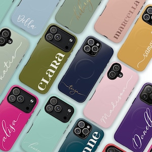 Puede incluir: Una colección de fundas para smartphone en varios colores sólidos, incluyendo rosa, azul, verde, amarillo y morado. Cada funda presenta un anillo magnético MagSafe circular, un módulo de cámara negro y un nombre personalizado en letra blanca o dorada.