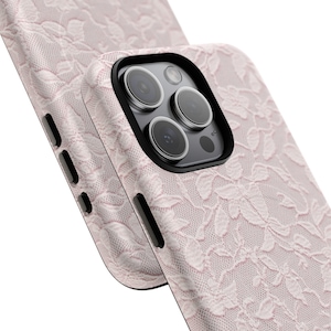 K&ouml;nnte beinhalten: Nahaufnahme von zwei rosa Handyh&uuml;llen mit einem zarten Spitzenmuster. Die H&uuml;llen haben einen schwarzen Kamerarahmen und Seitentasten. Das Design zeigt eine florale Spitzenschicht.