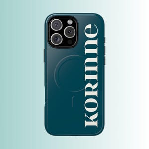 Pu&ograve; includere: Custodia per telefono verde acqua con il nome "KORINNE" stampato verticalmente in bianco. La custodia ha un'indentazione circolare sul retro e un modulo fotocamera con tre obiettivi. La custodia &egrave; progettata per proteggere il telefono.