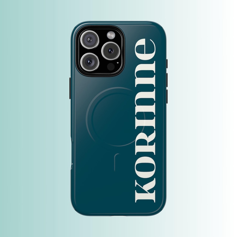 Pu&ograve; includere: Custodia per telefono verde acqua con il nome "KORINNE" stampato verticalmente in bianco. La custodia ha un'indentazione circolare sul retro e un modulo fotocamera con tre obiettivi. La custodia &egrave; progettata per proteggere il telefono.