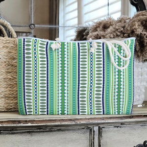 Süße grün gestreifte Strandtasche | Damen Einkaufstasche | Weekender Tasche | Geschenk für bestandenen | Geschenk für Brautjungfer