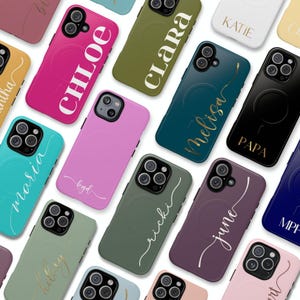 Pu&ograve; includere: Una collezione di custodie per telefoni personalizzate in vari colori, tra cui rosa, verde e blu. Ogni custodia presenta un nome o una parola in un carattere a contrasto. Le custodie sono progettate per smartphone e hanno un cerchio sul retro.