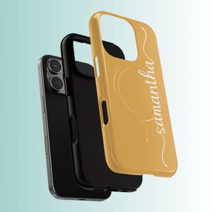 Pu&ograve; includere: Una custodia per telefono color senape con il nome "Samantha" in corsivo bianco. La custodia &egrave; mostrata con un telefono nero e una custodia per telefono nera. La custodia del telefono ha un ritaglio per la fotocamera.