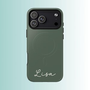Pu&ograve; includere: Custodia per telefono verde oliva con modulo fotocamera nero. La custodia presenta un design circolare sul retro e il nome "Lisa" in corsivo. Per smartphone.