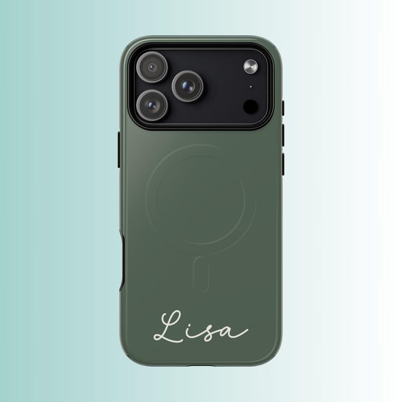 Pu&ograve; includere: Custodia per telefono verde oliva con modulo fotocamera nero. La custodia presenta un design circolare sul retro e il nome "Lisa" in corsivo. Per smartphone.