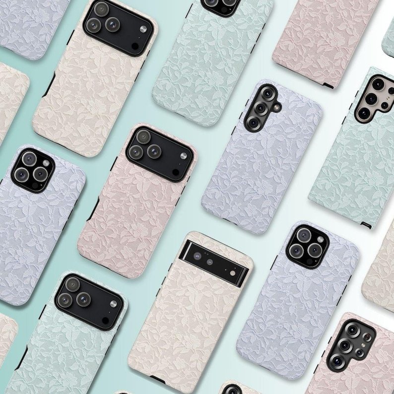 K&ouml;nnte beinhalten: Eine Auswahl an Smartphones in Schutzh&uuml;llen. Die H&uuml;llen zeigen ein zartes, gepr&auml;gtes Blumenmuster in Pastellt&ouml;nen, darunter Hellrosa, Mintgr&uuml;n und Off-White. Die Telefone sind auf einem hellblauen Hintergrund angeordnet.