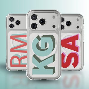 Puede incluir: Tres fundas transparentes para teléfono con monogramas en letras de bloque. La funda izquierda muestra RM en coral y turquesa, la central KG en turquesa y verde oscuro, y la derecha SA en rojo y rosa, todas con un efecto de sombra en 3D.