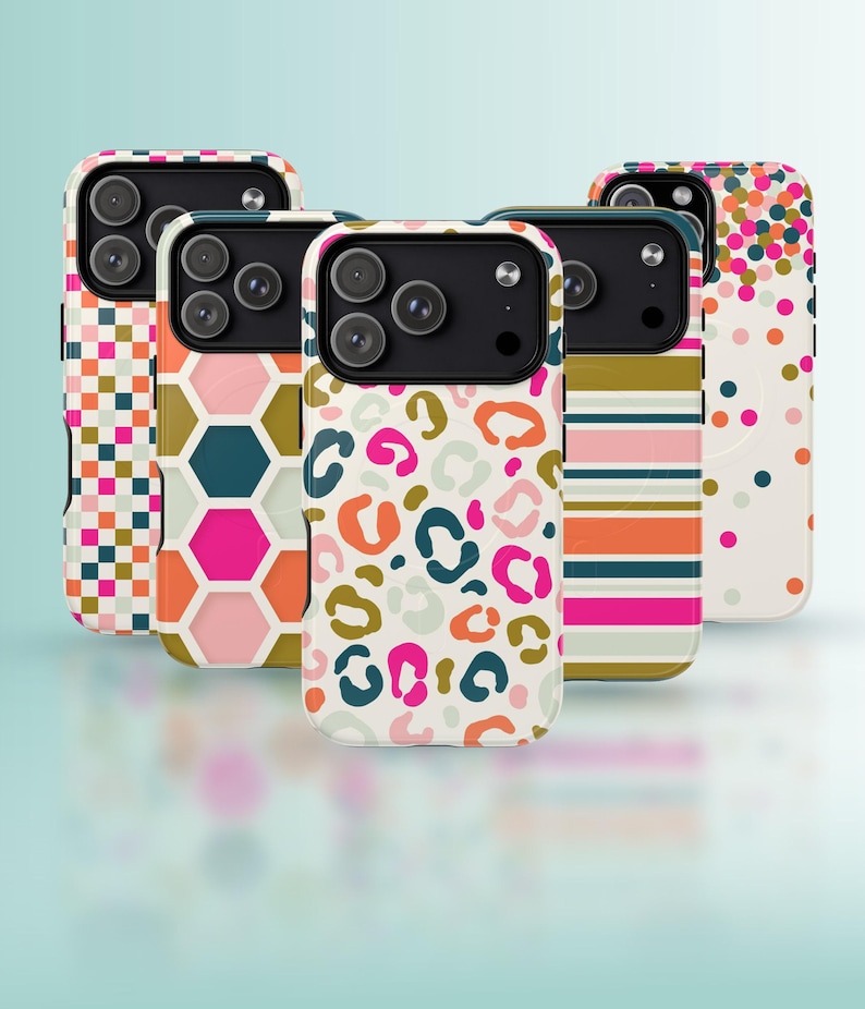 Puede incluir: Cinco fundas para smartphone dispuestas en grupo, cada una con un patr&oacute;n distinto. Los dise&ntilde;os incluyen un tablero de ajedrez multicolor, un panal hexagonal, un estampado de leopardo, rayas horizontales y lunares sobre un fondo claro.