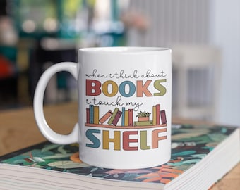 Tazza divertente per gli amanti dei libri: quando penso ai libri tocco il mio scaffale