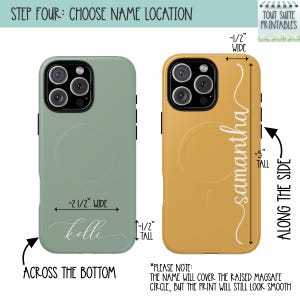 Pu&ograve; includere: Due custodie per telefono, una verde salvia e una giallo senape, con opzioni di nomi personalizzati. La custodia verde &egrave; larga circa 6,35 cm, con il nome "kelli" in basso. La custodia gialla &egrave; alta circa 12,7 cm, con il nome "samantha" sul lato.