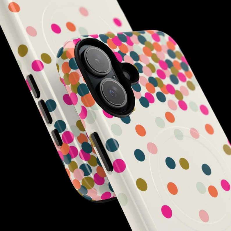 Puede incluir: Una funda para tel&eacute;fono con fondo color crema que presenta un patr&oacute;n disperso de lunares multicolores en tonos rosa, naranja, verde azulado y verde oliva. La funda incluye un recorte negro para la c&aacute;mara y botones laterales negros.
