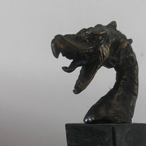 Bronzen drakenbeeld