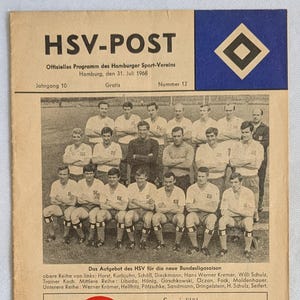 Op de afbeelding: Vintage HSV-POST magazine cover van 31 juli 1968, met een teamfoto van de Hamburger Sport-Vereins. De cover bevat Duitse tekst en een logo. Het tijdschrift adverteert ook voor brood.