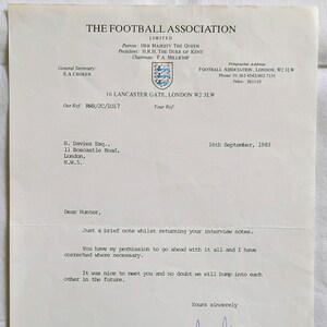 Conjunto de cartas assinadas da FA da Inglaterra 1955 - 1992 Gerentes Executivos Cartão de Natal Robson Taylor Mercer Rous Memorabilia de futebol vintage original